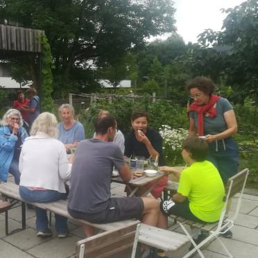 Den sichtbaren und schmackhaften Gewinn des Gartens feiern.